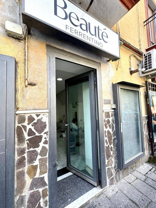 Locale commerciale in vendita a Napoli