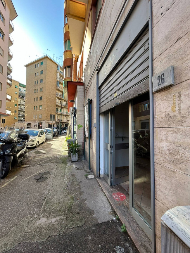 Locale commerciale in vendita a Napoli