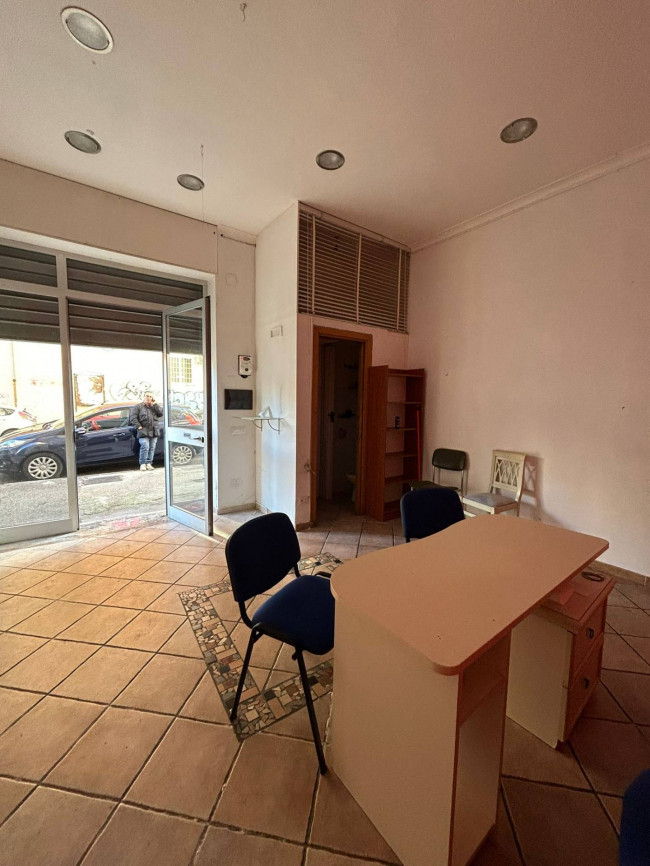 Locale commerciale in vendita a Napoli