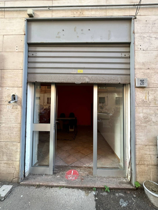 Locale commerciale in vendita a Napoli