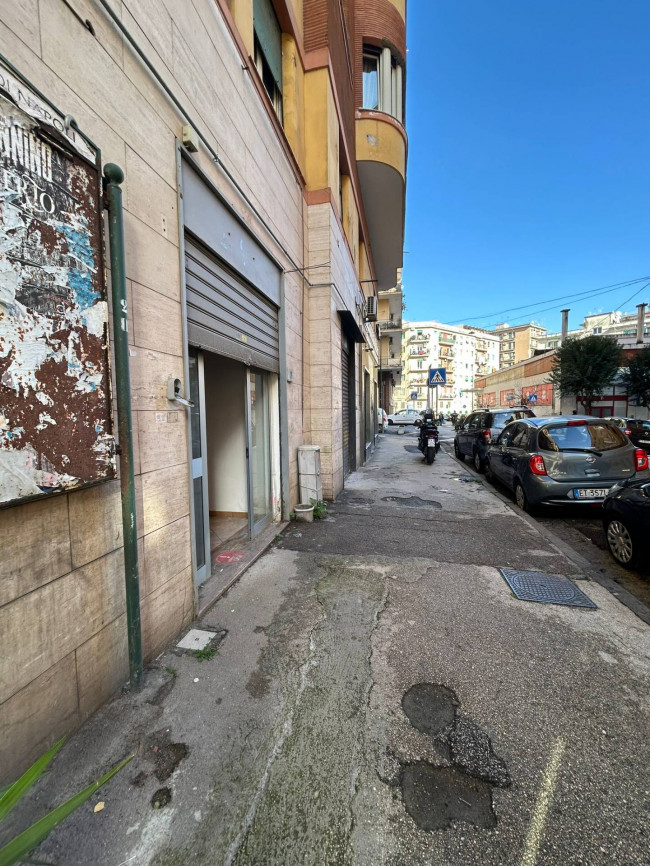 Locale commerciale in vendita a Napoli