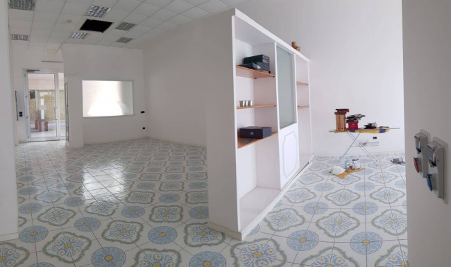 Locale commerciale in vendita a Marcianise