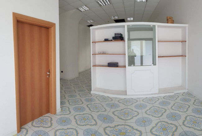 Locale commerciale in vendita a Marcianise