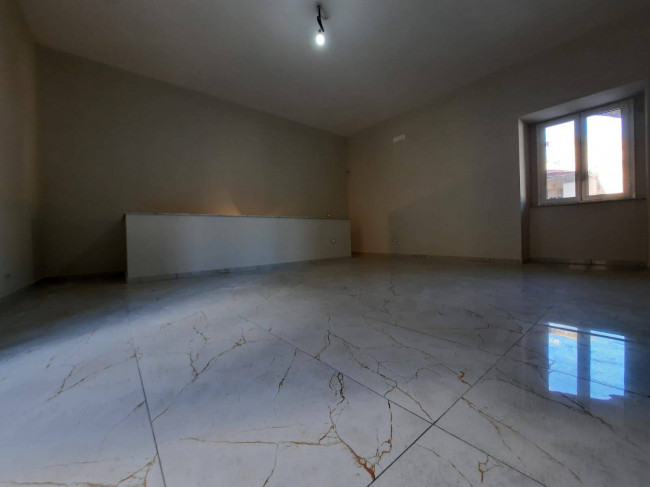 Locale commerciale in affitto a Acerra