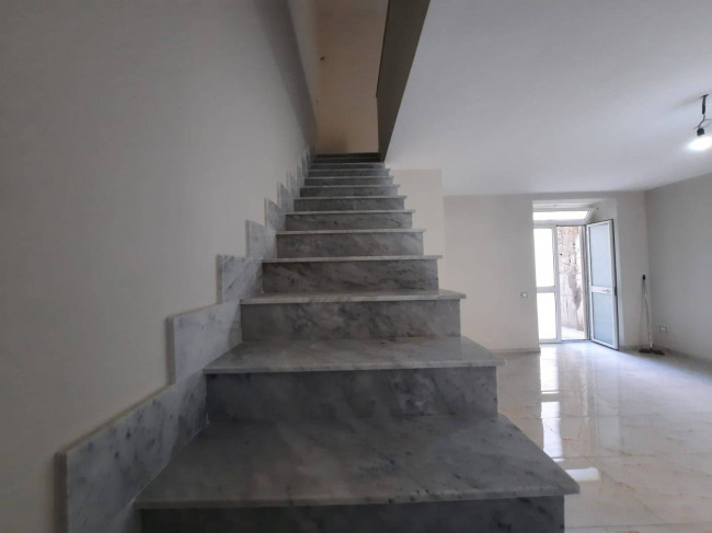 Locale commerciale in affitto a Acerra