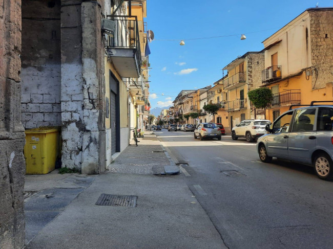 Locale commerciale in affitto a Acerra