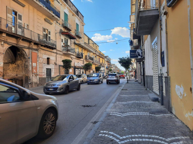 Locale commerciale in affitto a Acerra