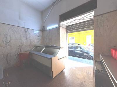 Locale commerciale in vendita a Napoli