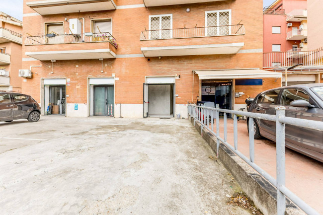 Locale commerciale in vendita a Roma