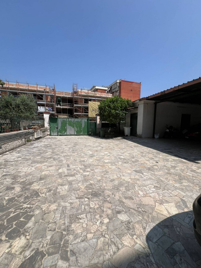 Locale commerciale in vendita a Grumo Nevano