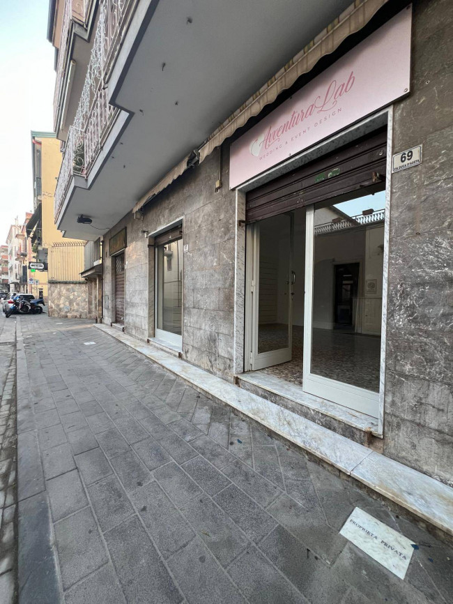 Locale commerciale in affitto a Grumo Nevano
