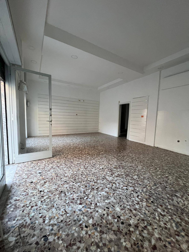 Locale commerciale in affitto a Grumo Nevano