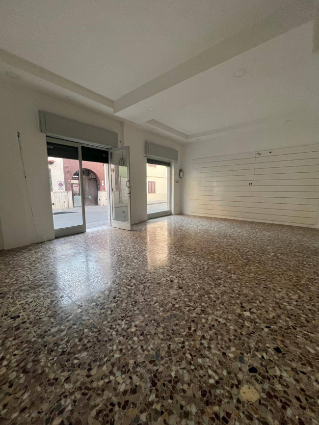 Locale commerciale in affitto a Grumo Nevano