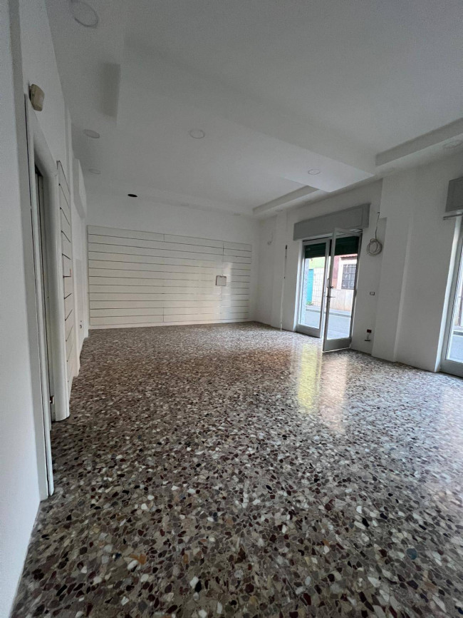 Locale commerciale in affitto a Grumo Nevano