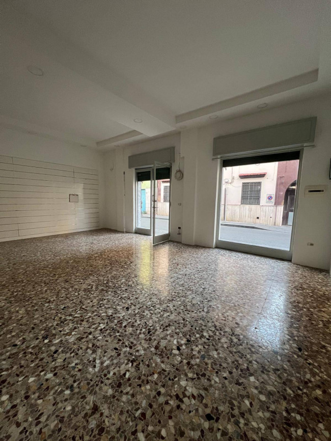 Locale commerciale in affitto a Grumo Nevano