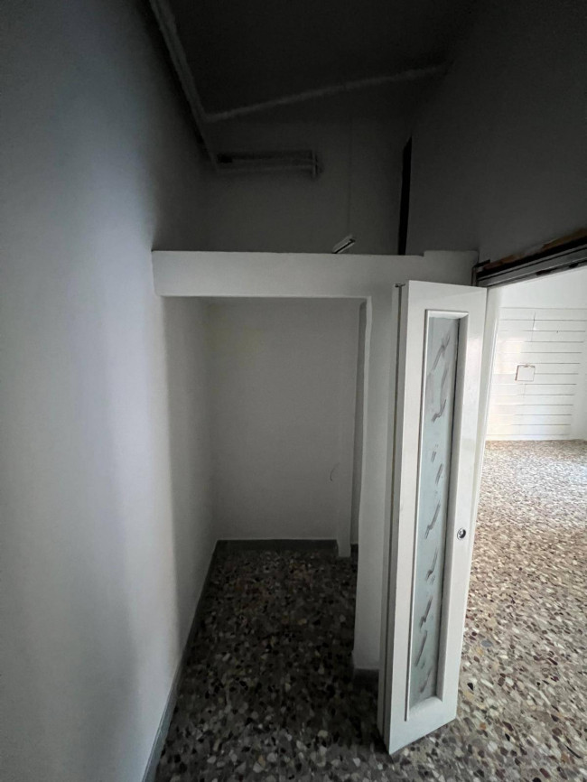 Locale commerciale in affitto a Grumo Nevano