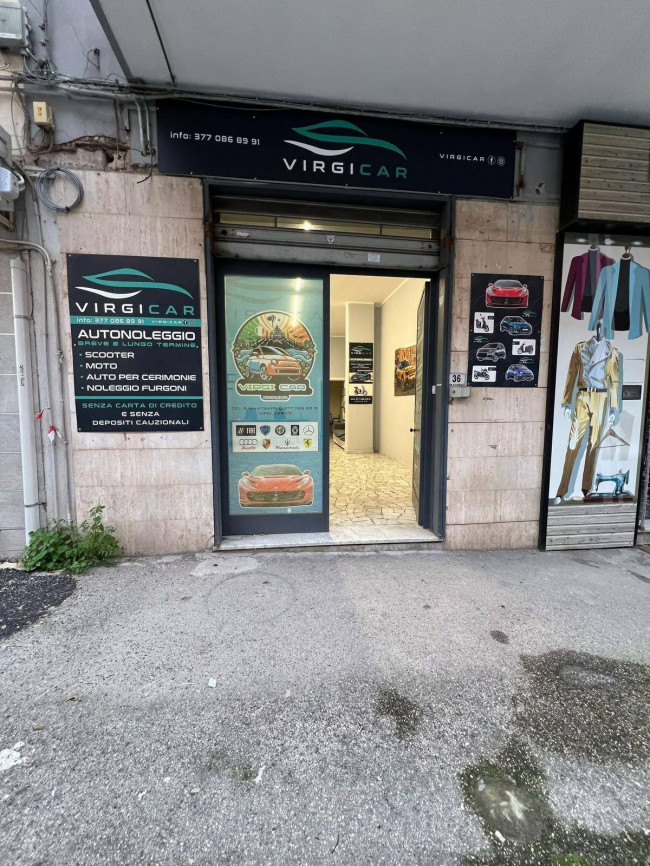 Locale commerciale in affitto a Grumo Nevano