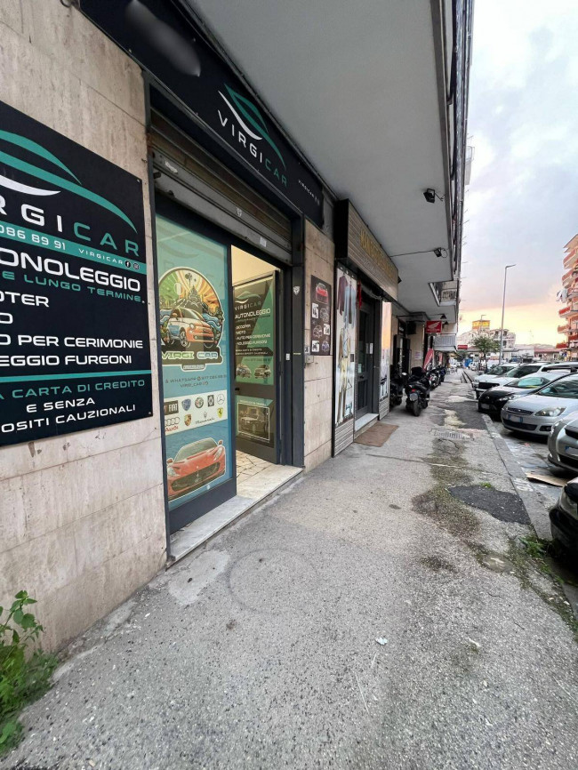 Locale commerciale in affitto a Grumo Nevano