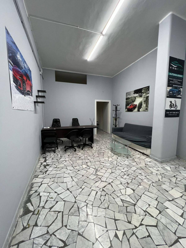 Locale commerciale in affitto a Grumo Nevano