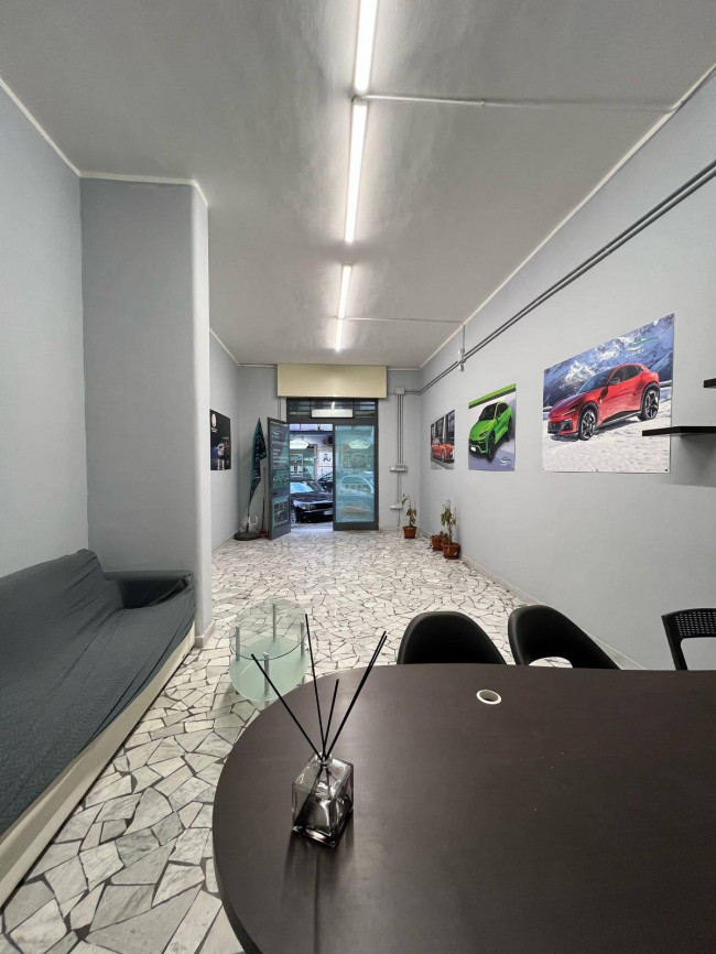 Locale commerciale in affitto a Grumo Nevano