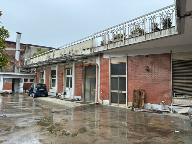 Locale commerciale in vendita a Busto Arsizio