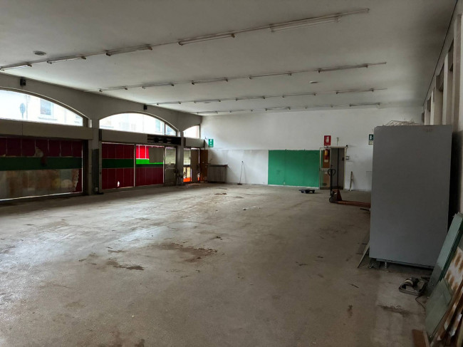 Locale commerciale in vendita a Busto Arsizio