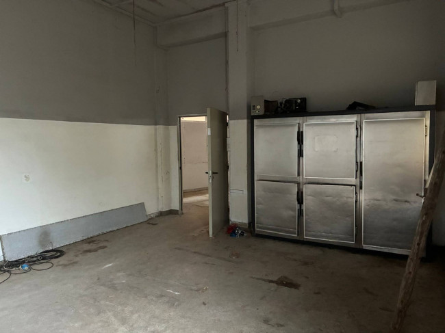 Locale commerciale in vendita a Busto Arsizio