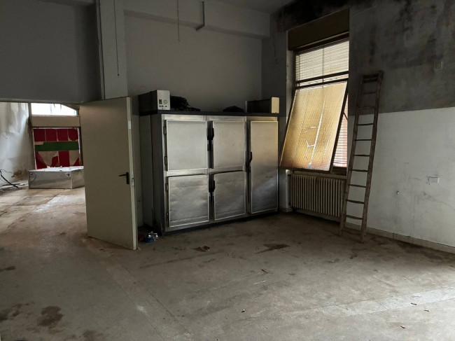 Locale commerciale in vendita a Busto Arsizio