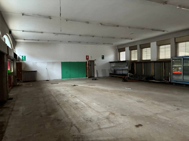 Locale commerciale in vendita a Busto Arsizio