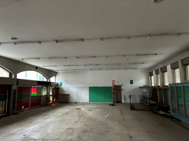 Locale commerciale in vendita a Busto Arsizio