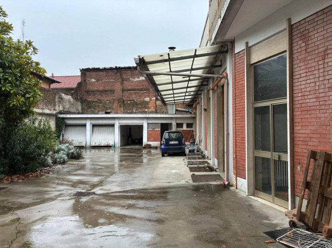 Locale commerciale in vendita a Busto Arsizio