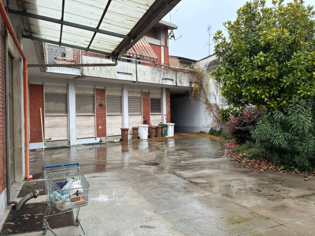 Locale commerciale in vendita a Busto Arsizio