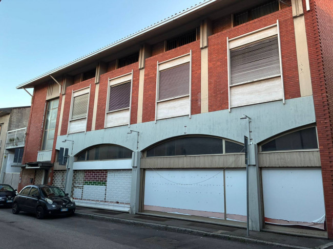 Locale commerciale in vendita a Busto Arsizio