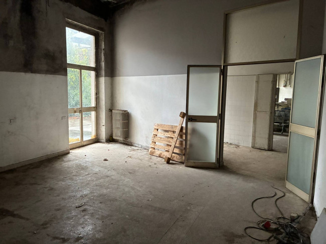 Locale commerciale in vendita a Busto Arsizio