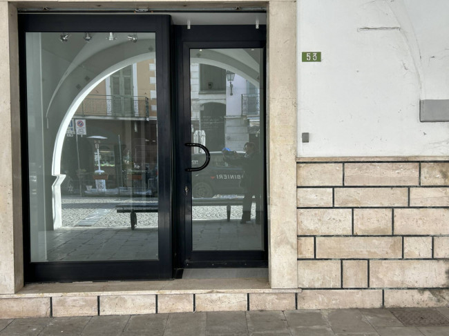 Locale commerciale in affitto a Millesimo