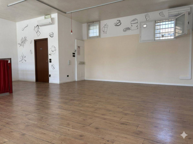 Locale commerciale in affitto a Rubano