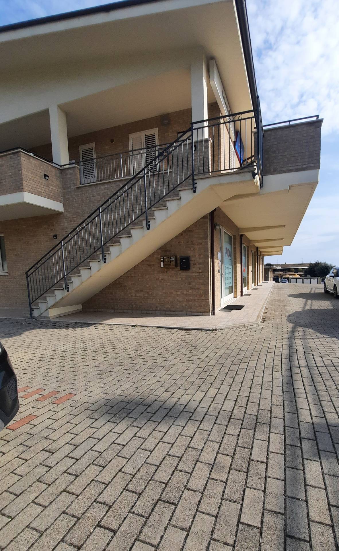 Locale commerciale in affitto/vendita a Altidona