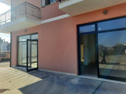 Locale commerciale in affitto a Altidona