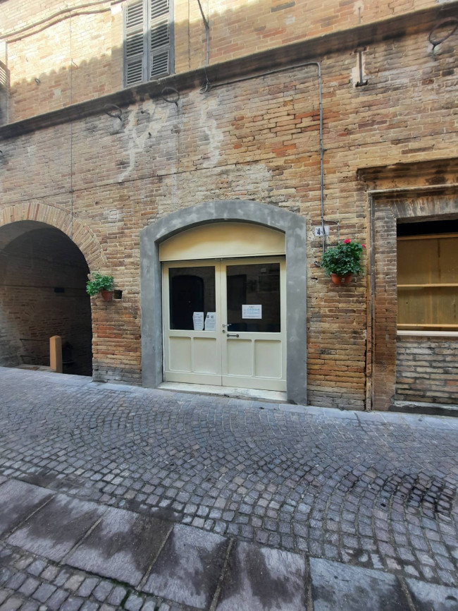 Locale in affitto a Carassai