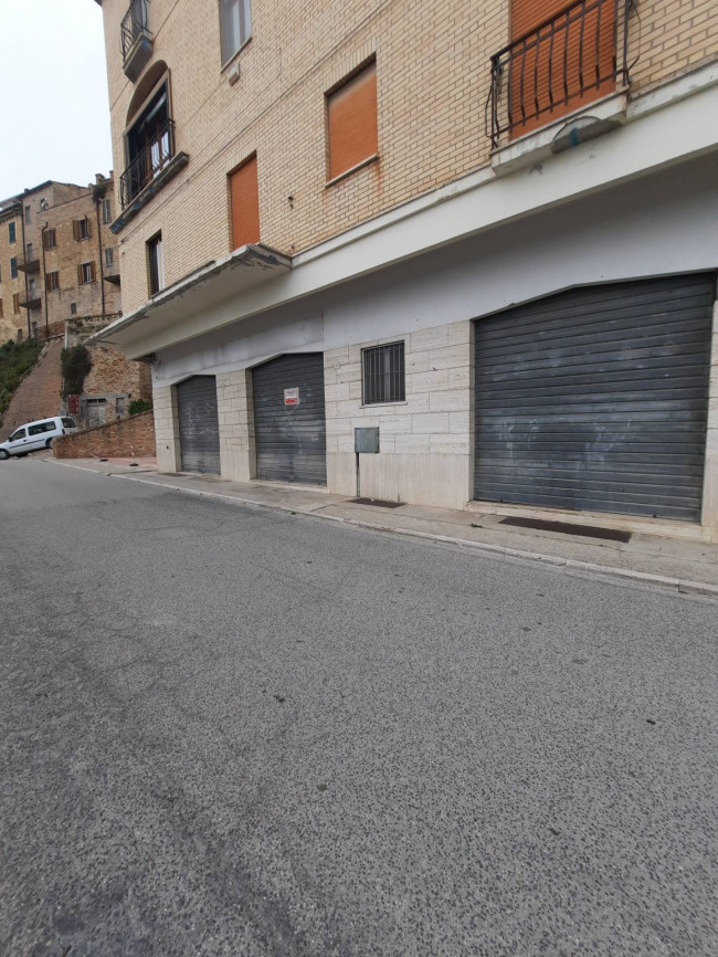 Locale commerciale in vendita a Acquaviva Picena