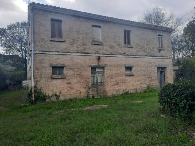 Casa colonica in vendita a Monterubbiano