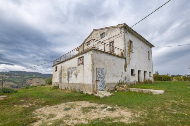 Casa colonica in vendita a Santa Vittoria in Matenano