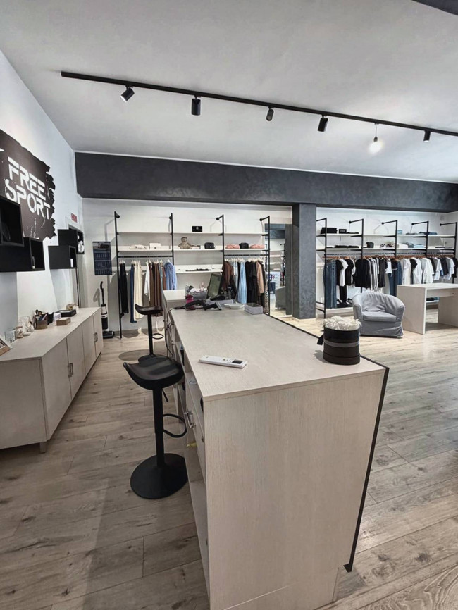 Licenza Commerciale Abbigliamento in vendita a Comunanza