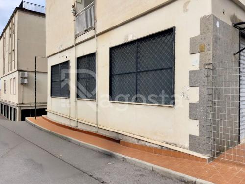 Locale commerciale in affitto a Salerno