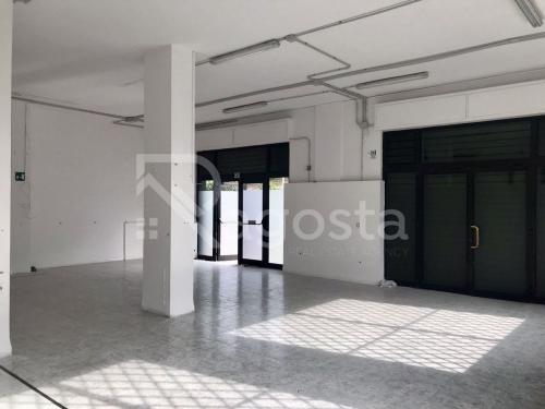 Locale commerciale in affitto a Salerno