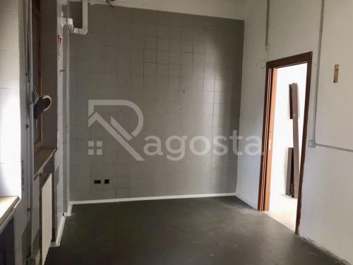 Locale commerciale in affitto a Salerno