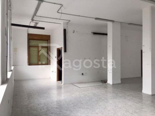Locale commerciale in affitto a Salerno