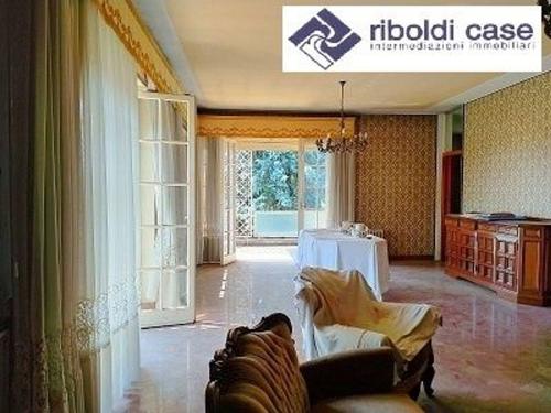Villa in vendita a Carugo