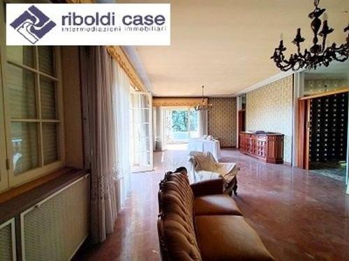 Villa in vendita a Carugo