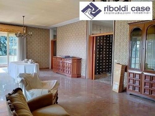 Villa in vendita a Carugo